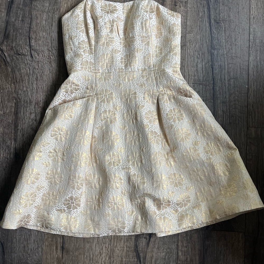 Strapless gold Lilly Pulitzer dress, great condition! With pockets.
